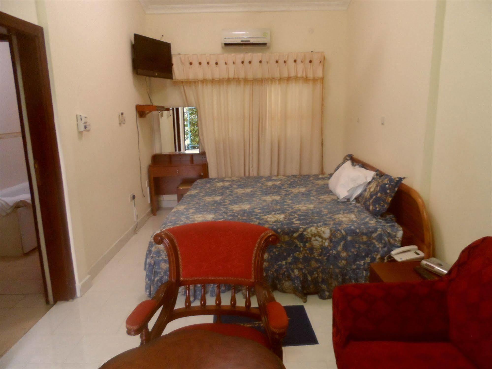 De Holiday Beach Hotel Kokrobite ภายนอก รูปภาพ