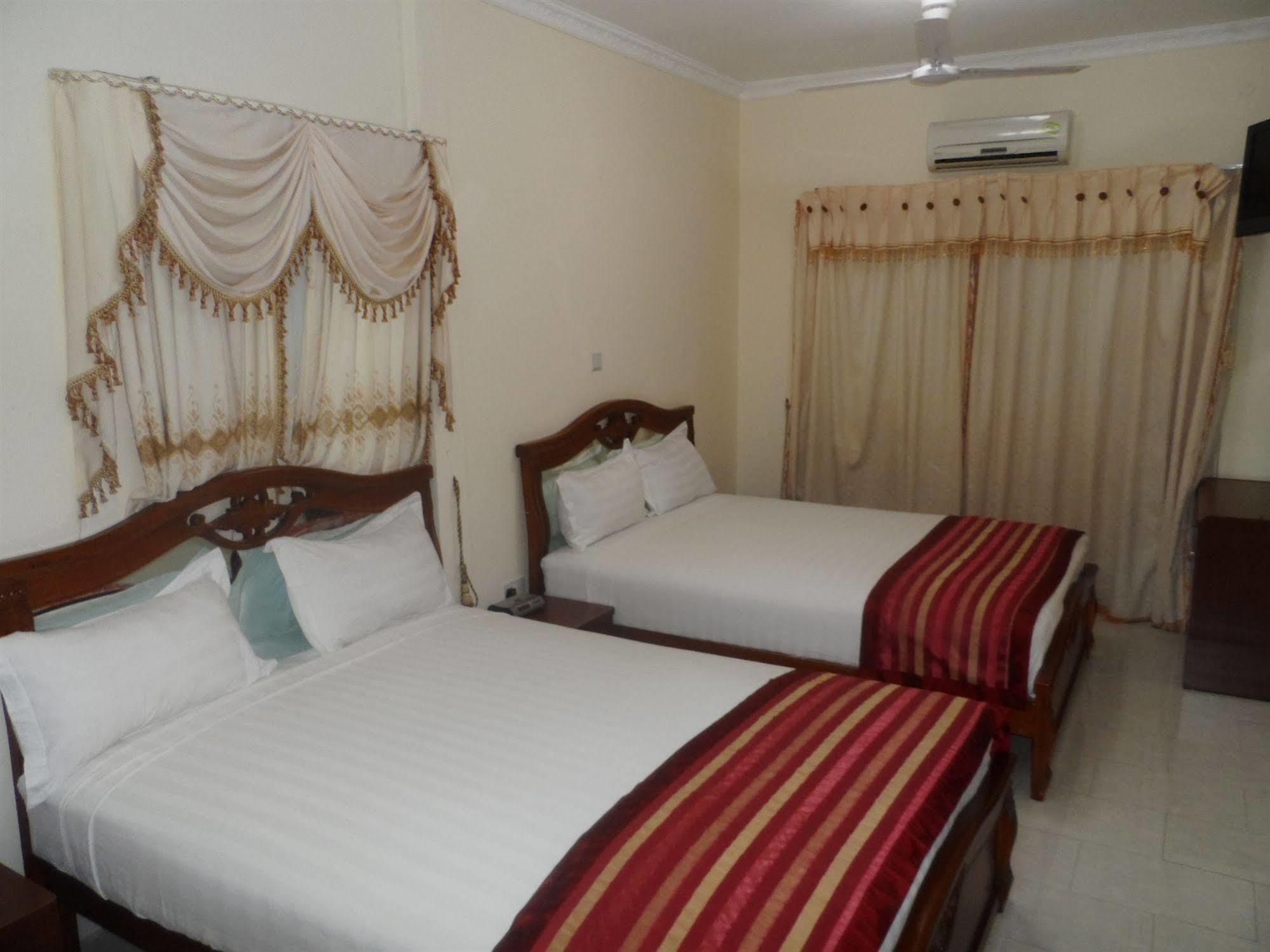 De Holiday Beach Hotel Kokrobite ภายนอก รูปภาพ