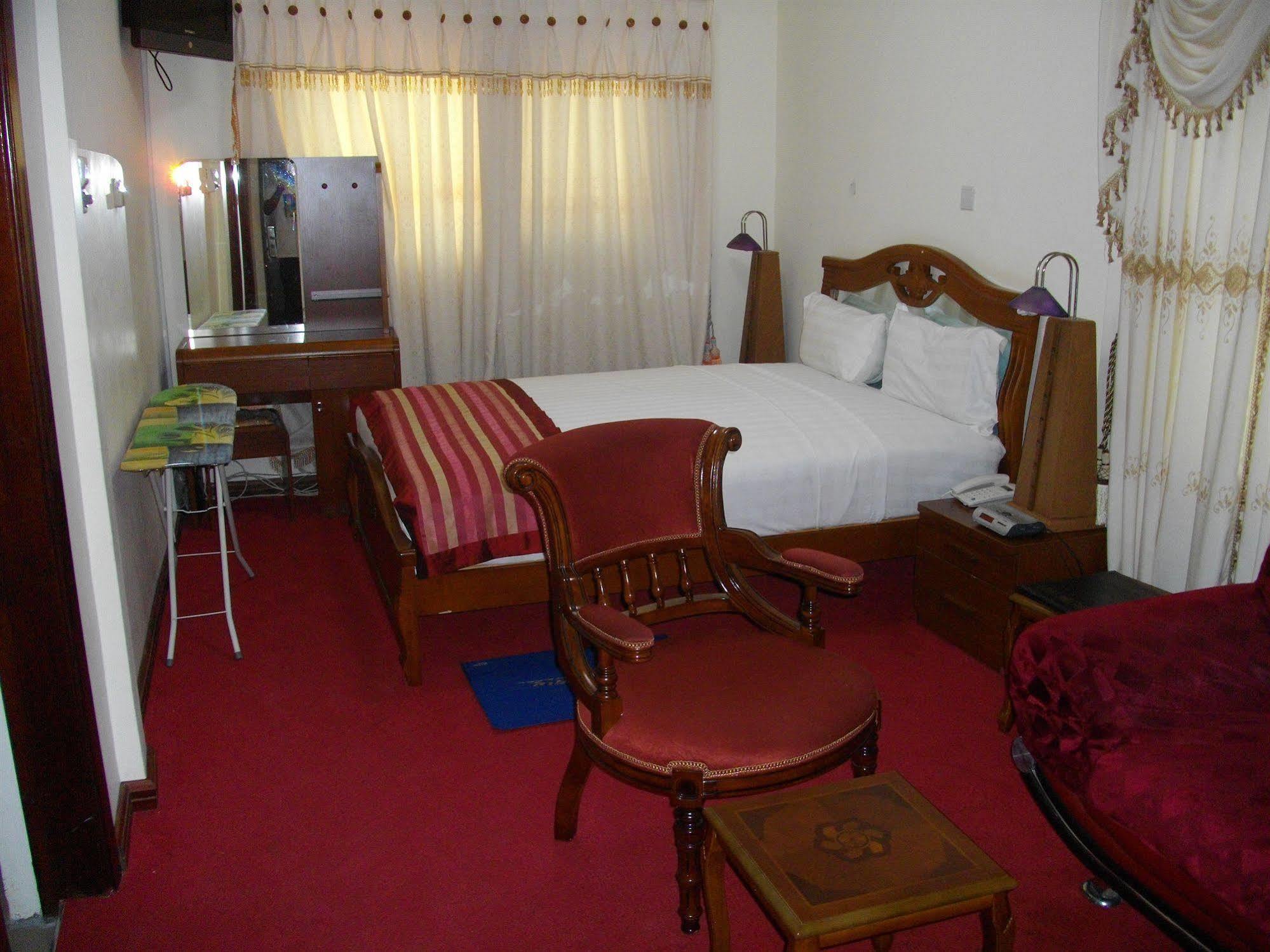 De Holiday Beach Hotel Kokrobite ภายนอก รูปภาพ