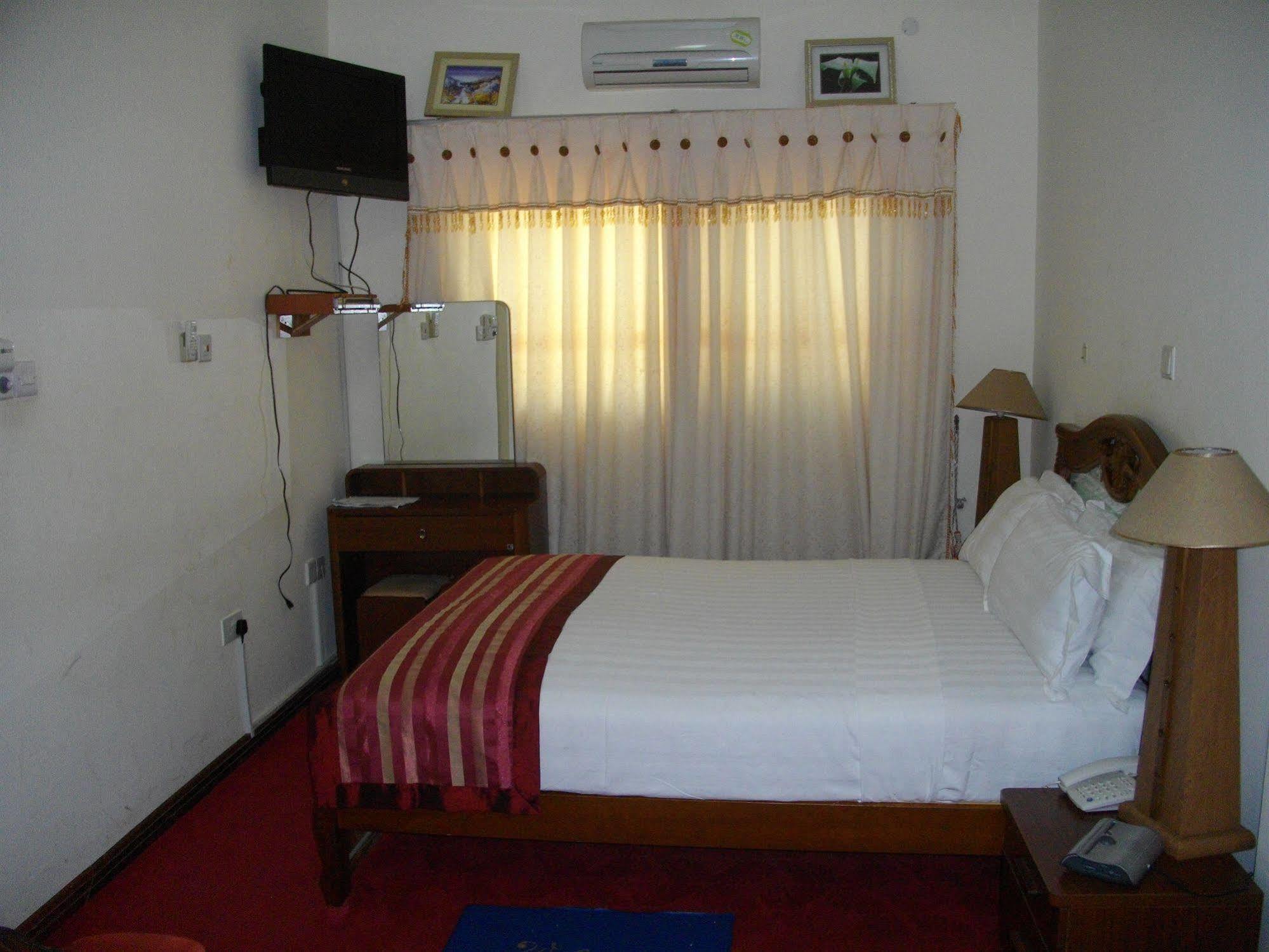 De Holiday Beach Hotel Kokrobite ภายนอก รูปภาพ