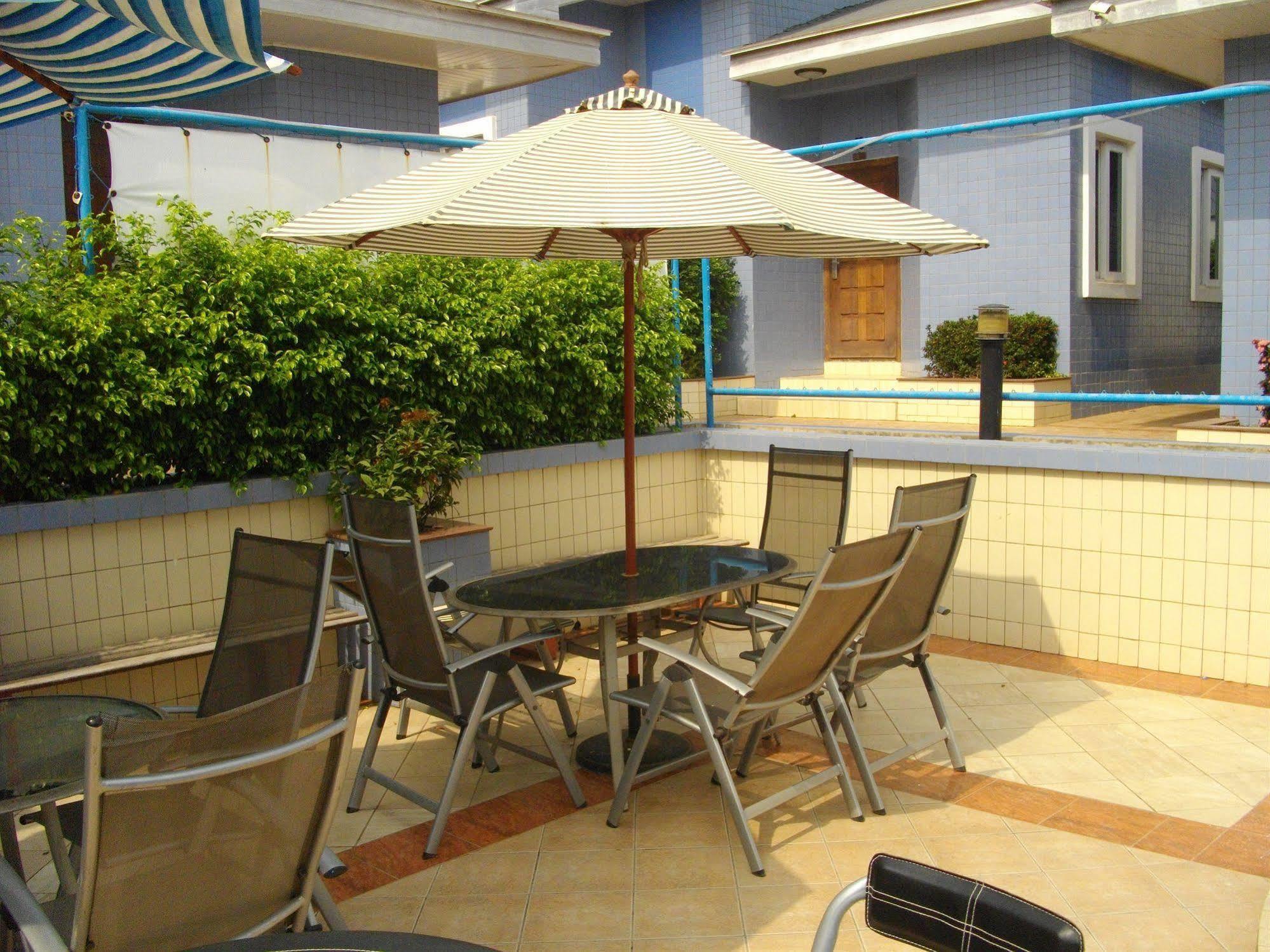 De Holiday Beach Hotel Kokrobite ภายนอก รูปภาพ